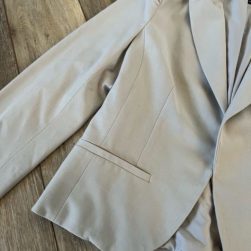 Amanda & Chelsea Light Gray Blazer - Picture 4 of 9